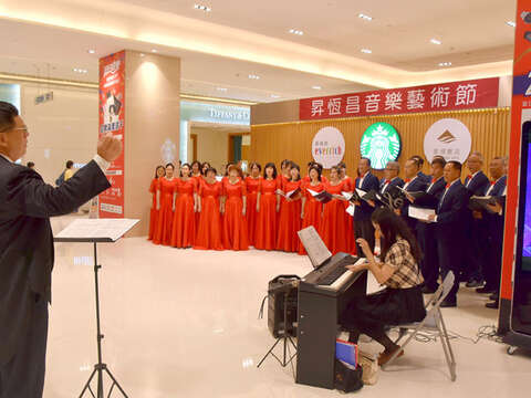 昇恆昌首度舉辦「昇恆昌藝術音樂節」，昨日由金門縣合唱團打頭陣。（陳冠霖攝）