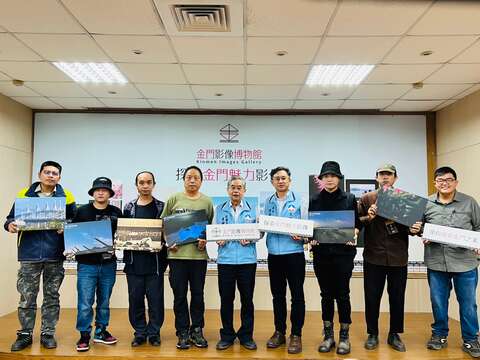 金门县副县长李增财与与会摄影老师一同发表「金门影像博物馆」网站。