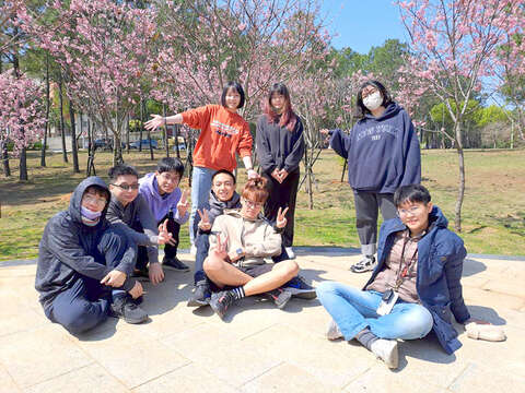 學生們打卡拍照，把握難得的賞櫻季節。（金門大學提供）
