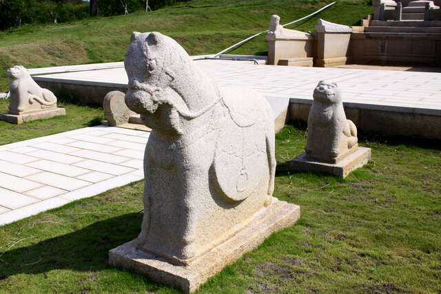 黃偉墓園馬型石雕