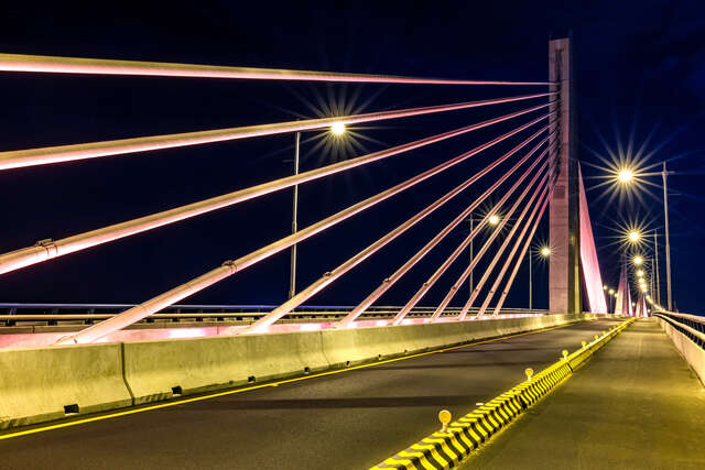 大桥上夜间景致
