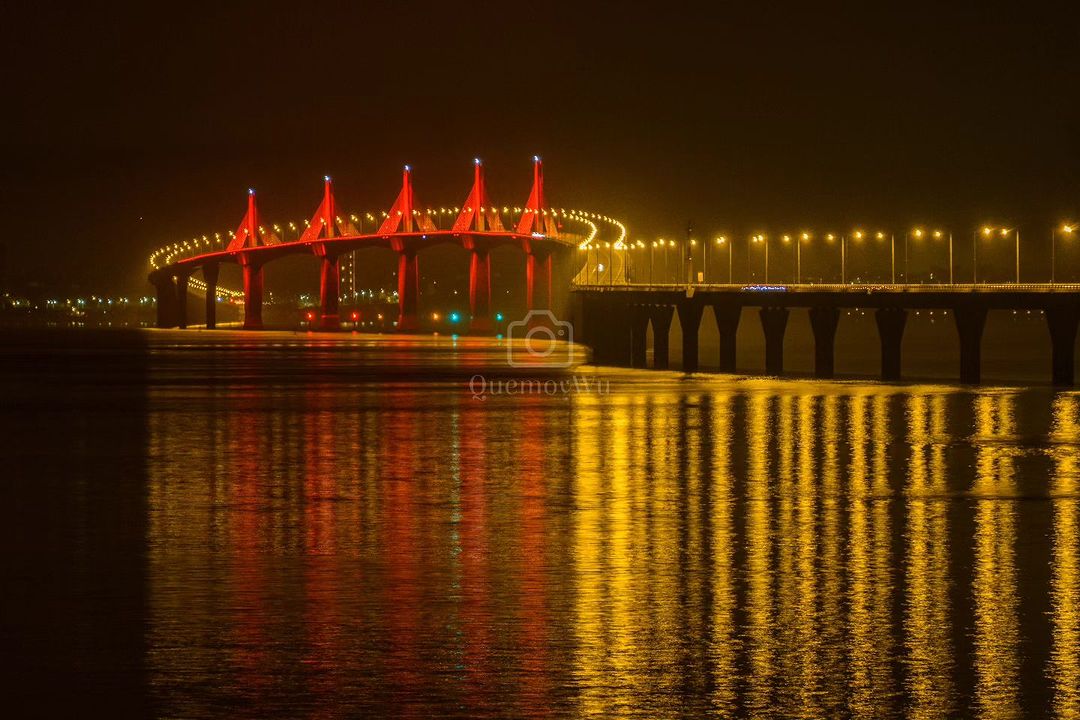 金門大橋
夜裡的大橋綻放著一週一次的限定色，倒映在寧靜的海面上，猶如一座大型的海上裝置藝術作品。
-
感謝 @quemoywu 美...