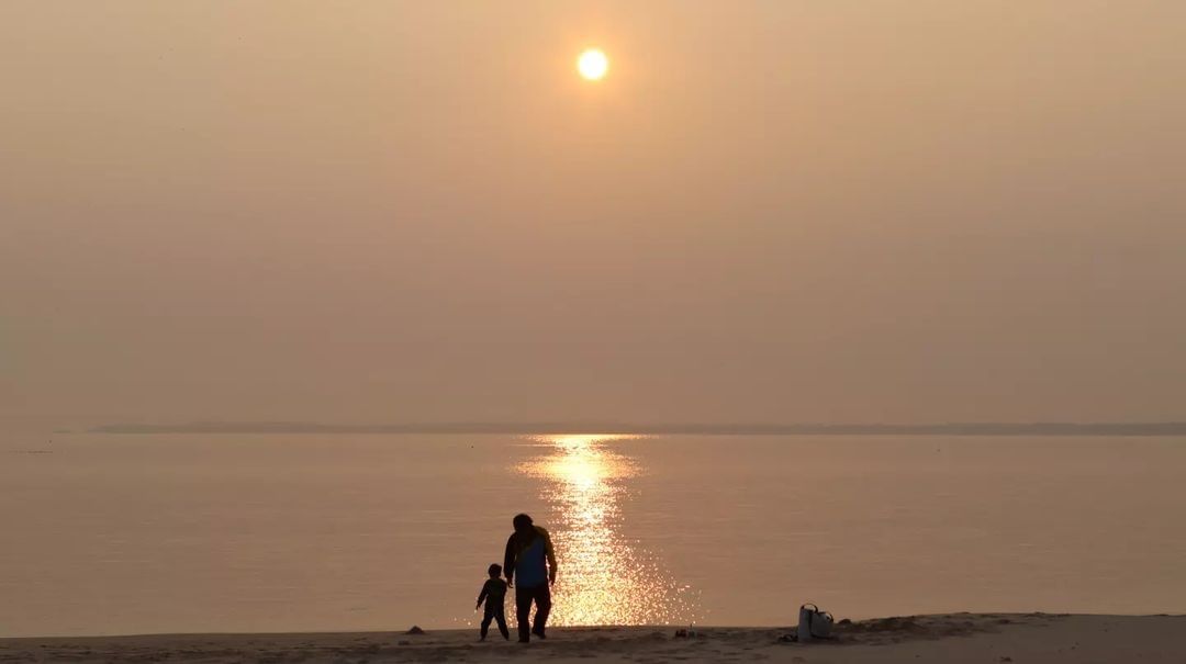 料羅海濱公園
在夕陽的映照下，海上煥發出金黃色的光芒一片片的閃爍著，與家人一起欣賞的落日，就是最美的風景。
-
感謝 @laven...