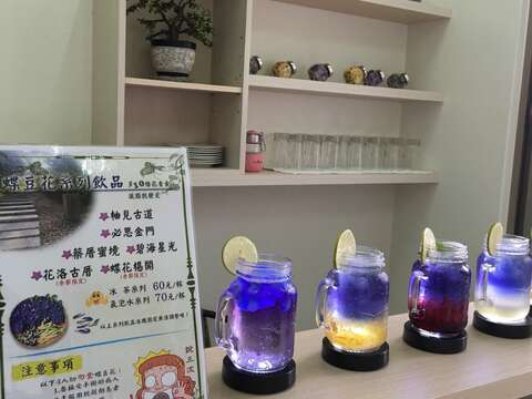 蔡厝旅遊資訊站由蔡厝社區發展協會經營，提供遊客登山杖免費借用、輕食健康選擇，當然也融入了現代特色點心。