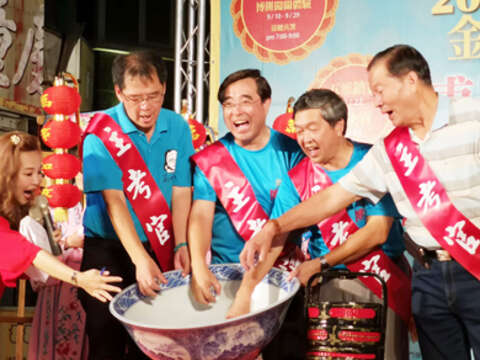 2018年中秋博饼大赛在副县长吴成典主持下鸣锣开博。