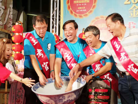 2018年中秋博餅大賽在副縣長吳成典主持下鳴鑼開博。