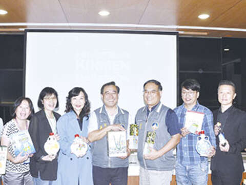 金門縣政府昨召開首場金門記者會，由副縣長吳成典偕教育處長李文良主持，主要贊助企業金酒公司協理莊麗錦、昇恆昌、天之桂貢糖、遠東航空、王大夫一條根有限公司代表及中華路跑協會秘書長陳華恆等也應邀出席。