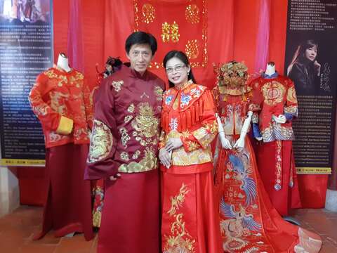 民眾體驗新東方婚紗嫁衣