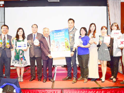 2019金門馬拉松新聞發布會-台北場，由金門縣政府教育處副處長陳家輝出席主持，與會貴賓與贊助廠商合照。