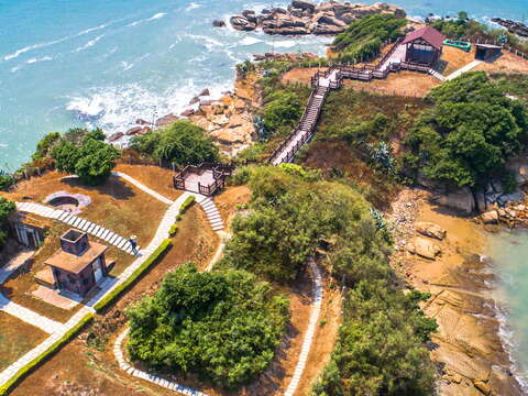 烈嶼鄉豐富戰地史蹟以及自然景觀，繼獲選為台灣10大魅力島嶼，再度獲選為台灣的經典小鎮。國境之西的「沙溪堡」，可眺望大膽、二膽及廈門，木棧道及海岸景致更是年輕人熱門的打卡點之一。