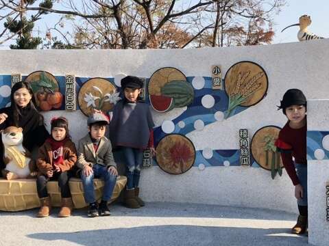 立體手工陶雕景觀造型牆，有金門百合、紅花石蒜、菱角絲瓜、地瓜及一體成形的花生水獺座椅，拍起照來，相當吸引人