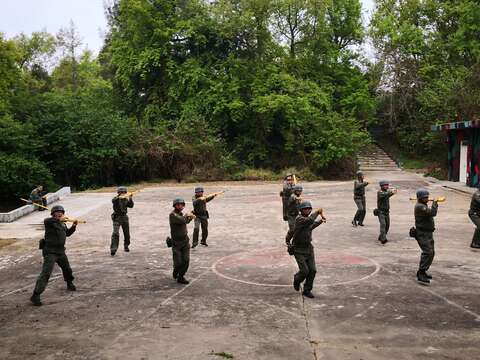 草綠服轟趴營刺槍術表演