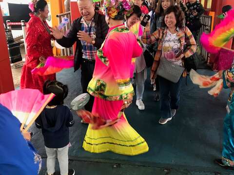 公揹婆迎接港客來金