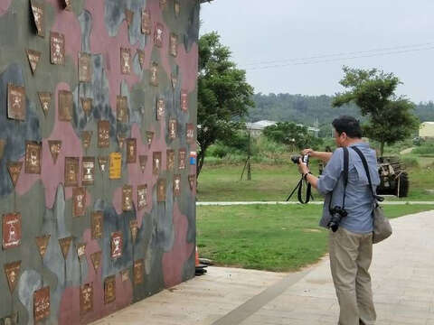 國家地理雜誌記者拍攝砲操