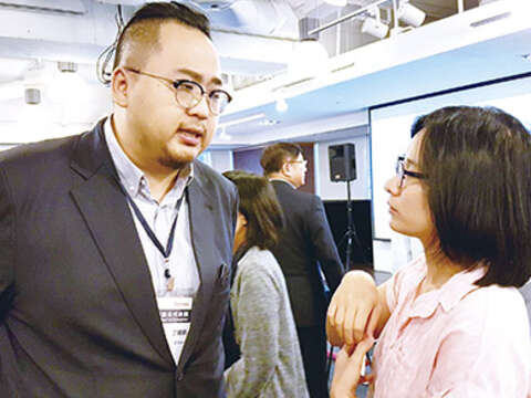 縣府觀光處處長丁健剛（左一）在港澳接受媒體採訪，也伺機和當地業者洽談，大力行銷金門觀光特色。