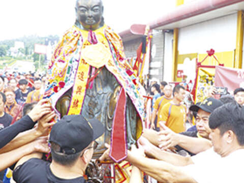 金門平安祈福季，廈漳泉玄天上帝等十七間宮廟，組團來金襄盛，眾人協助將神尊金身安座。