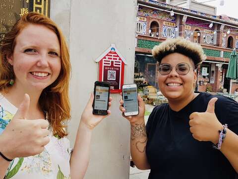 於金門擔任外師的Sarah(左)及Esther(右)在後浦16藝文特區體驗全新的語音導覽系統