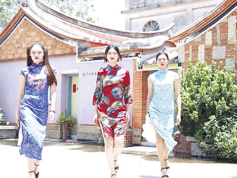 〈2019金廈尋色〉景點旅拍活動,在金門舉行:圖為廈門模特群穿著古裝旗袍,在金門的紅磚古厝,呈現出金門島嶼獨特的人文風情,大陸攝影工作者深挖金門的美景。