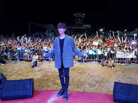 畢書盡與民眾合照