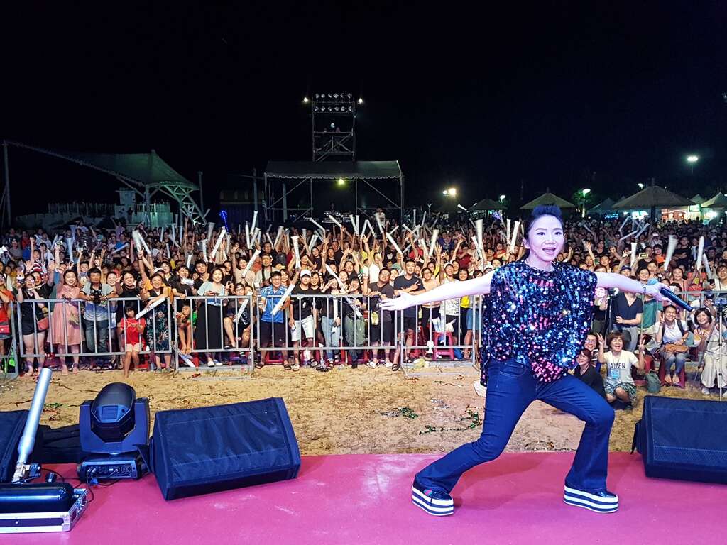 夏日音樂季陶晶瑩與民眾合照