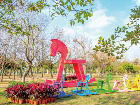 林務所森林公園創意裝置和農試所花海，值得鄉親走出戶外欣賞體驗一番。