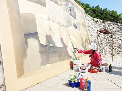 薏米彩繪工作室創作者陳詩薏，構思重現當年南石滬採石風景。（許峻魁攝）