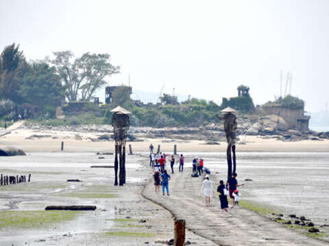 素有金門版「摩西分海」之稱的特色景點─建功嶼，假日期間、天氣好，成為熱門景點。（李增汪攝）