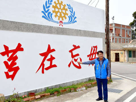 曾在夏興當兵的金湖鎮長陳文顧，在牆前回憶當年當兵往事。（陳冠霖攝）