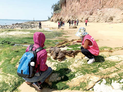 遊客走訪綠石槽奇景。（許加泰攝）