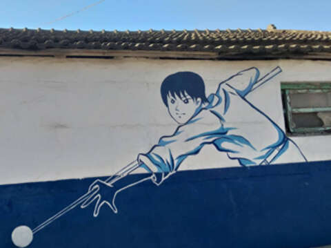 社区壁画，呈现在地故事，图为墙面并画有帅气成人撞球模样。