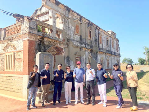 雄獅旅遊集團高層抵金門踩線，縣府觀光處副處長許績鑫親自擔任導遊，導覽電瓶車遊程、播音牆、南北山聚落等。（觀光處提供）