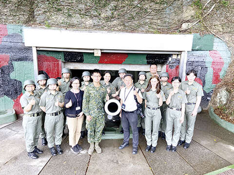 配合中央推動防疫旅遊，金門獅山砲陣地砲操表演等密閉式空間景點，近期內將重新開放。（縣府提供）