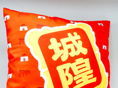 金門縣文化局輔導浯島城隍廟成立的「浯島城隍廟文物特藏展」，現場看展「擲筊抽籤體驗」臉書上傳抽獎活動的部分獎品。（文化局提供）