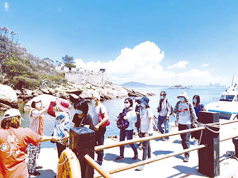 隨著疫情好轉，今年開放每日上限300人登島的大膽島遊程，6月申請登島人數破歷史新高。