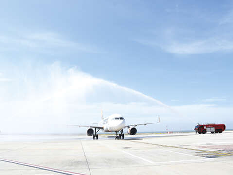虎航首航金门，金门航空站以喷水柱迎宾。（县府提供）