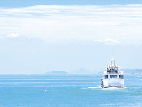 金门县政府继促成邮轮跳岛游金门後，最近正规划推动海上蓝色公路体验全新游程。