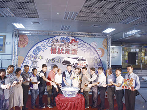 金門中秋博狀元餅記者會昨在尚義機場舉行，由楊鎮浯縣長及貴賓共同擲骰子後展開啟動儀式。（李金鎗攝）