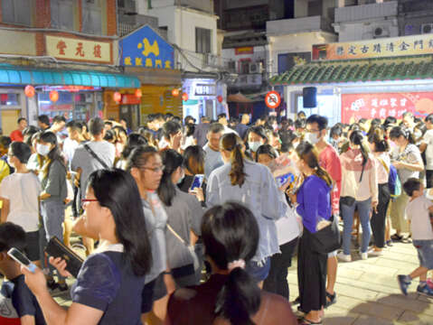 後浦商圈和沙美商圈聯合舉辦博餅賽活動，活動期間至合作店家消費即有機會取得參賽資格。（詹宗翰攝）