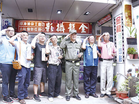 「2020金門老兵召集令」活動開跑，縣長楊鎮浯換上草綠服軍裝，模擬當年阿兵哥必拍的紀念照，熱情邀請老兵回娘家。（陳冠霖攝）