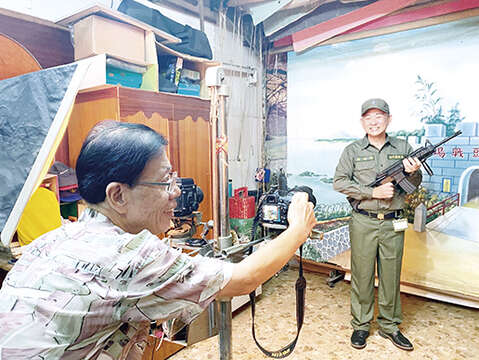 「2020金門老兵召集令」活動開跑，縣長楊鎮浯換上草綠服軍裝，模擬當年阿兵哥必拍的紀念照，熱情邀請老兵回娘家。（陳冠霖攝）