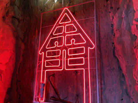 金湖鎮公所在成功坑道佈置燈光秀。（金湖鎮公所提供）