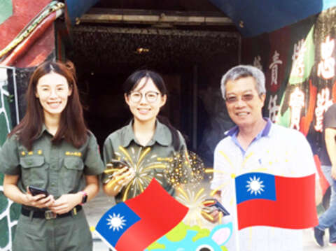 金沙鎮公所將於今（9）日推出節慶限定版「國慶爺」，歡迎鄉親及遊客下載「尋找風獅爺APP」，尋找（AR）國慶爺，並一同遊金沙，完成任務即有機會將風獅爺造型紀念酒帶回家！（陳麗妤攝）