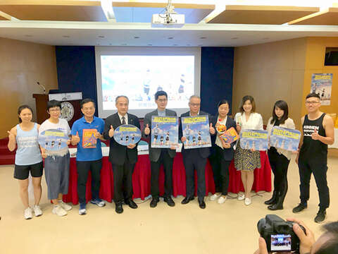 2021金門馬拉松新聞發佈會昨日上午於台北市辦理，由金門縣副縣長黃怡凱主持及合影。（教育處提供）