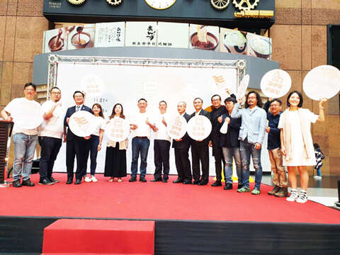 白色藝術季記者會，與會嘉賓與藝術家共同在台北召開記者會宣傳。（許峻魁攝）