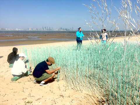 藝術家游文富解說「春雪後」作品。（觀光處長提供）