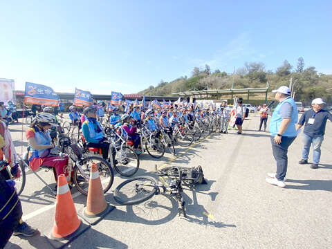 「2020白色秘境單車海洋藝術季」昨辦單車環島領騎踩線，金門縣政府觀光處處長丁健剛與全體合照留影。