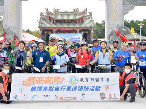 教育部體育署舉辦最讚亮點自行車道票選，31日跨海舉辦領騎活動，車友悠閒認識沿途的人文風景。（詹宗翰攝）