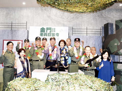 曾任陸軍「登步部隊」南雄師長、澎防部司令退役的羅吉源中將，昨帶領老兵團重返英雄島。（翁維智攝）