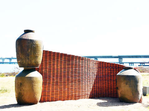 白色秘境單車路線為環烈嶼一周，在沿途八處設置了裝置藝術，參加者須至每個點打卡，蒐集八個紀念章。（詹宗翰攝）