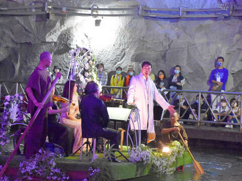 男中音丁一憲演唱歌劇《塞爾維亞的理髮師》中的《好事者之歌》時，引領聽眾與其互動，變成整場表演的最特殊之處。（詹宗翰攝）